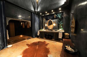 Lodge Balinaise  | Baño | Ducha y bañera combinadas y artículos de higiene personal gratuitos