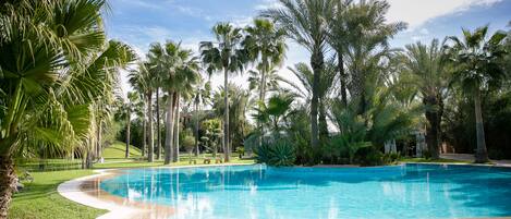 3 outdoor pools, pool loungers