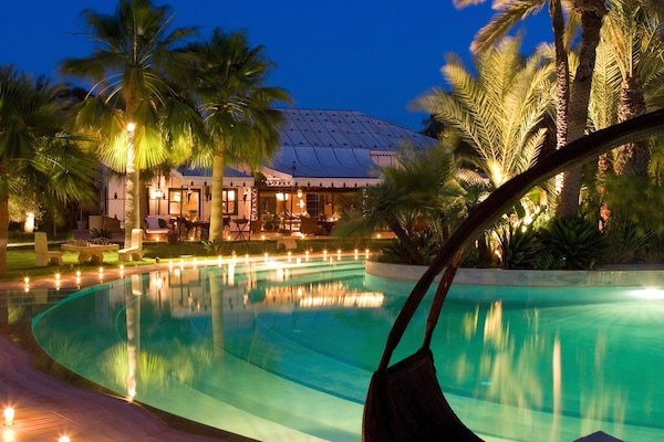 3 piscines extérieures, chaises longues