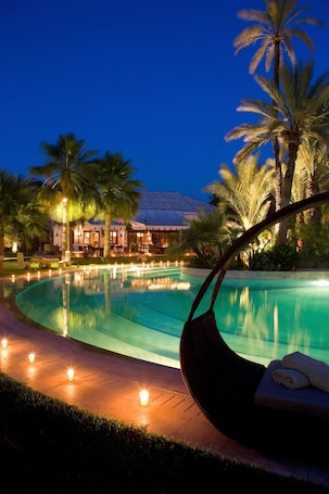 3 outdoor pools, pool loungers. Lodge K Hôtel & Spa