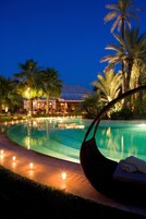 3 piscinas al aire libre, tumbonas