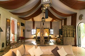 Lodge Africain | 1 dormitorio, ropa de cama de alta calidad, minibar y caja fuerte