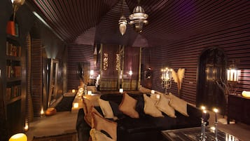 Lodge Egyptien | 1 ๊ฐ์ ์นจ์ค, ๊ณ ๊ธ ์นจ๊ตฌ, ๋ฏธ๋๋ฐ, ๊ฐ์ค ๋ด ๊ธ๊ณ