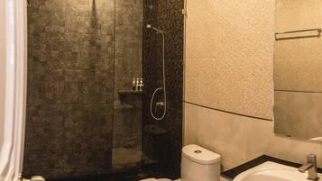 Standard Room | Bathroom | Shower, towels