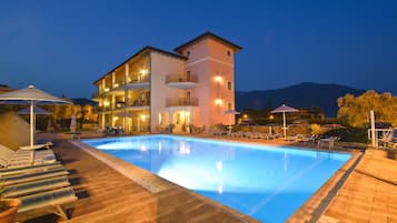 Piscina all'aperto, ombrelloni da piscina, lettini