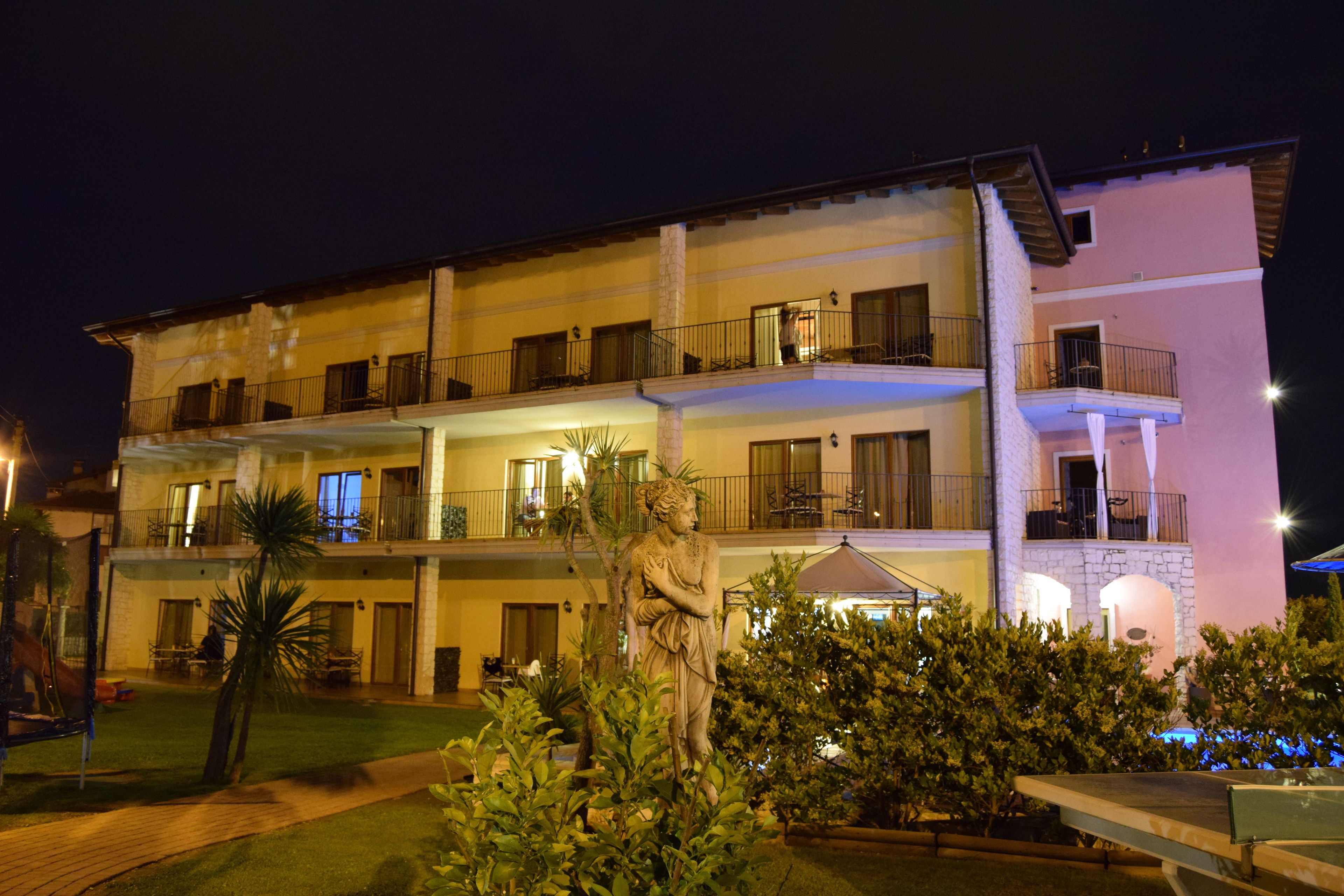 施設の正面 (日没後)