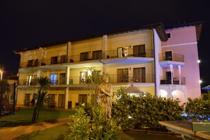 施設の正面 (日没後)