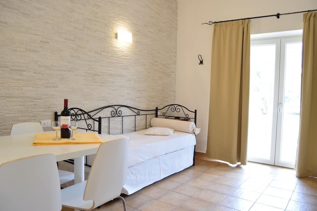 Suite (5) | Living area | 32-inch flat-screen TV with satellite channels, TV