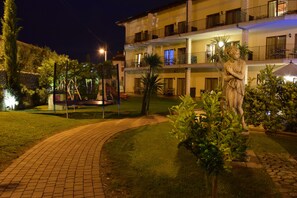 施設の正面 (日没後)