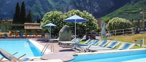 Piscine extérieure, parasols de plage, chaises longues