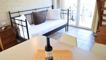 Suite (5) | Living area | 32-inch flat-screen TV with satellite channels, TV