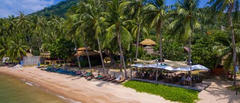 Aperto a colazione e pranzo, cucina thai, con vista sulla spiaggia