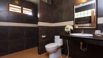 Habitación superior | Baño | Regadera, secadora de cabello, toallas