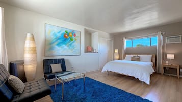 Signature 1 Queen Bed with Kitchen | Living area | 32-inch Smart TV with cable channels, TV