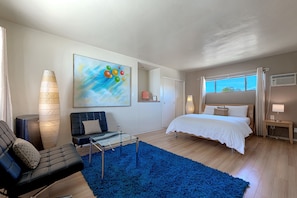 Habitación individual Prestigio, 1 cama Queen size, cocina | Área de sala de estar | Smart TV de 32 pulgadas con canales por cable y televisión