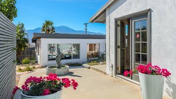 Vista frontal de la propiedad