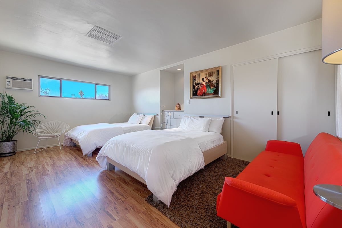 Habitación individual Prestigio, 2 camas matrimoniales, cocina | Área de sala de estar | Smart TV de 32 pulgadas con canales por cable y televisión