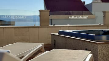 Deluxe Apartment, 1 Queen Bed with Sofa bed | Terrace/patio