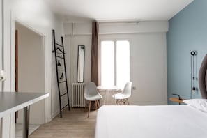 Habitación clásica doble | Sistema de insonorización, tabla de planchar con plancha, wifi gratis