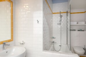 Driepersoonskamer | Badkamer | Gratis toiletartikelen, een haardroger, handdoeken, zeep