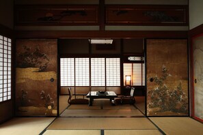 Habitación, para no fumadores (Sukiya-zukuri Hanare Chouseiden) | Minibar, caja de seguridad en la habitación y escritorio 
