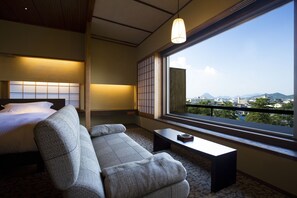 Habitación triple, para no fumadores (Shogetsu Terrace) | Sala de estar | Televisión LED y reproductor de DVD 