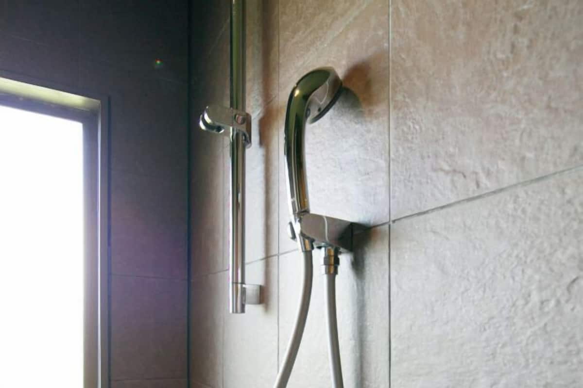 Kostenlose Toilettenartikel, Haartrockner, Hausschuhe