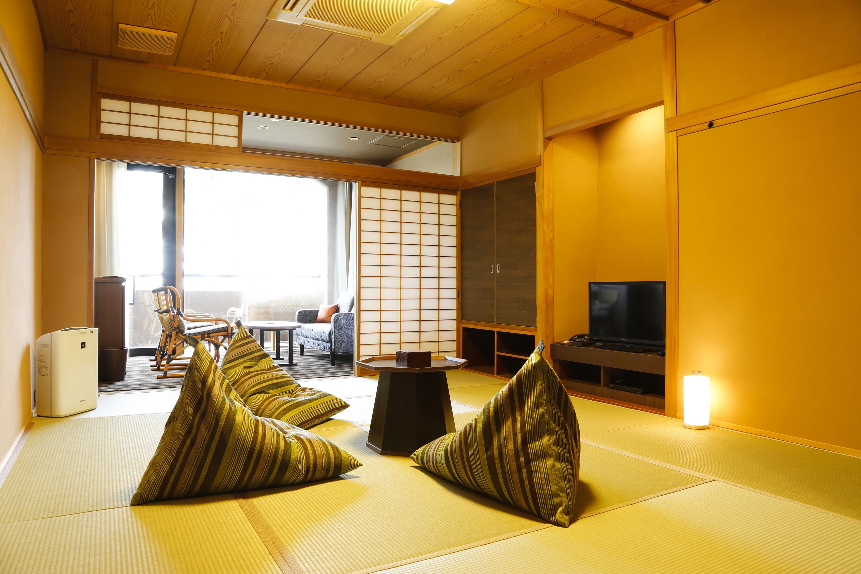 flat-screen tv, dvd player