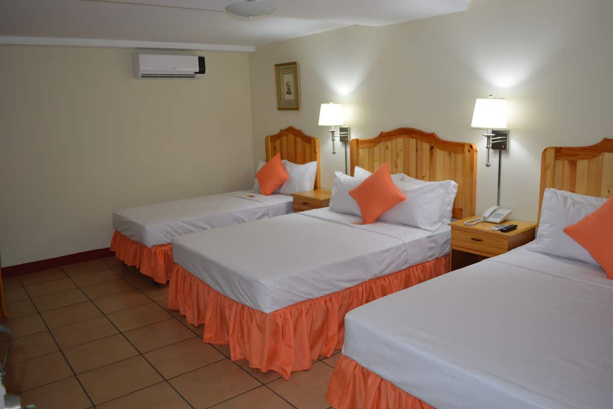 Triple Room | In-room safe, desk, free WiFi, bed sheets