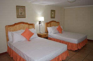 Dreibettzimmer | Zimmersafe, Schreibtisch, kostenloses WLAN, Bettwäsche