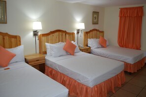 Triple Room | In-room safe, desk, free WiFi, bed sheets