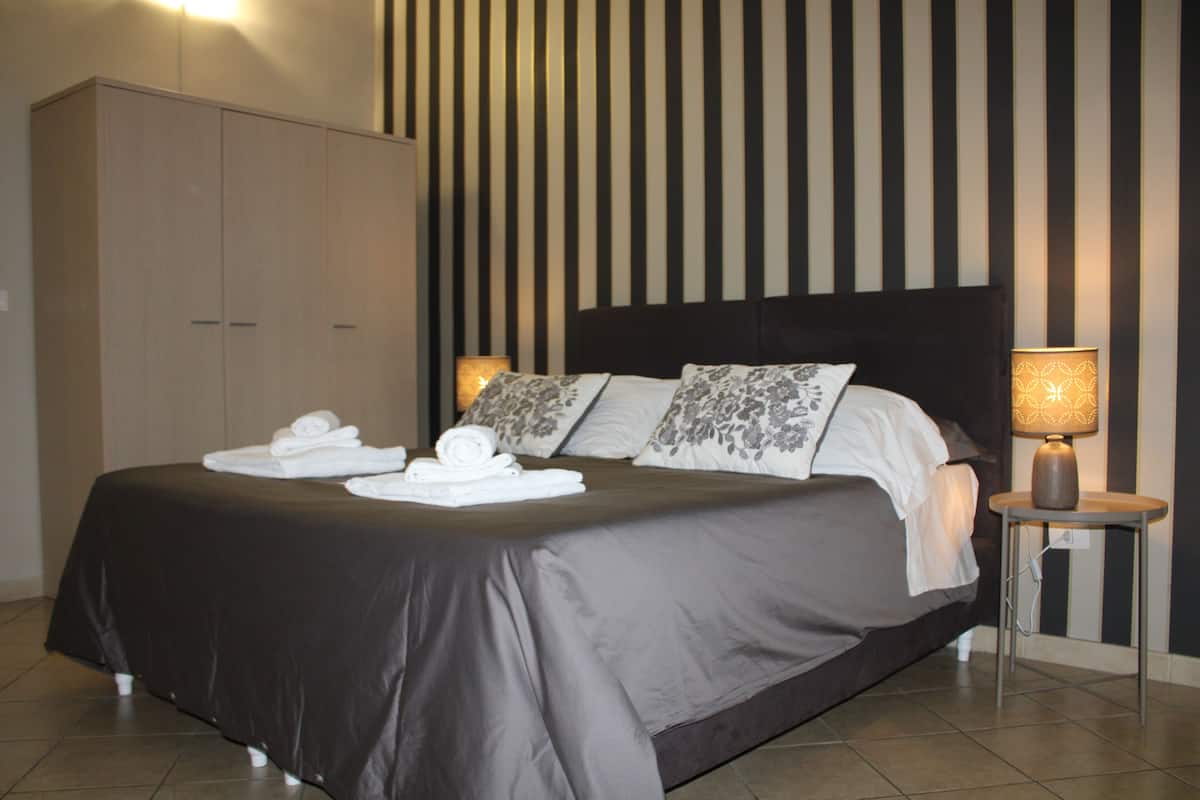 double room | 1 bedroom, desk, blackout curtains, soundproofing