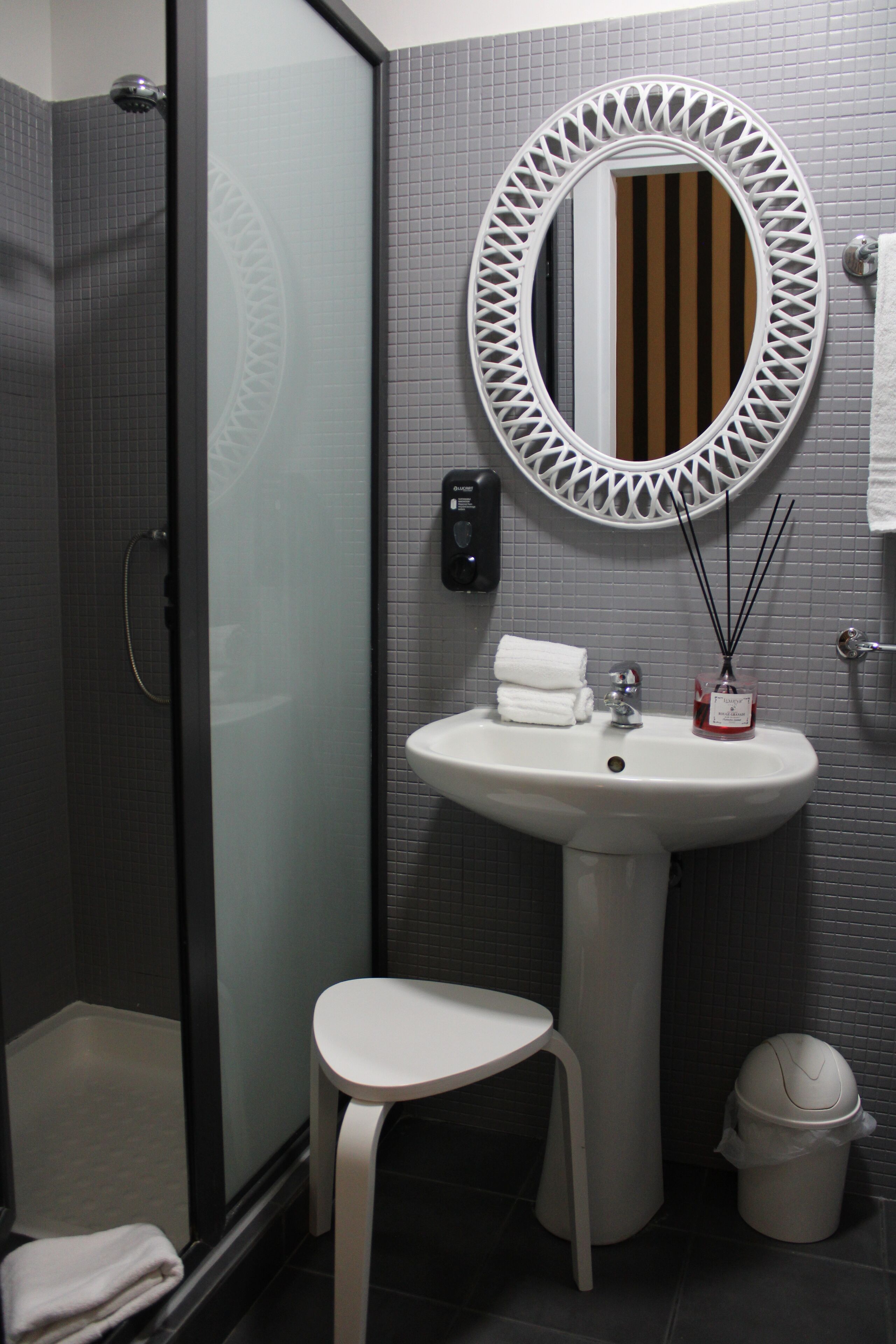 shower, rainfall showerhead, free toiletries, hair dryer