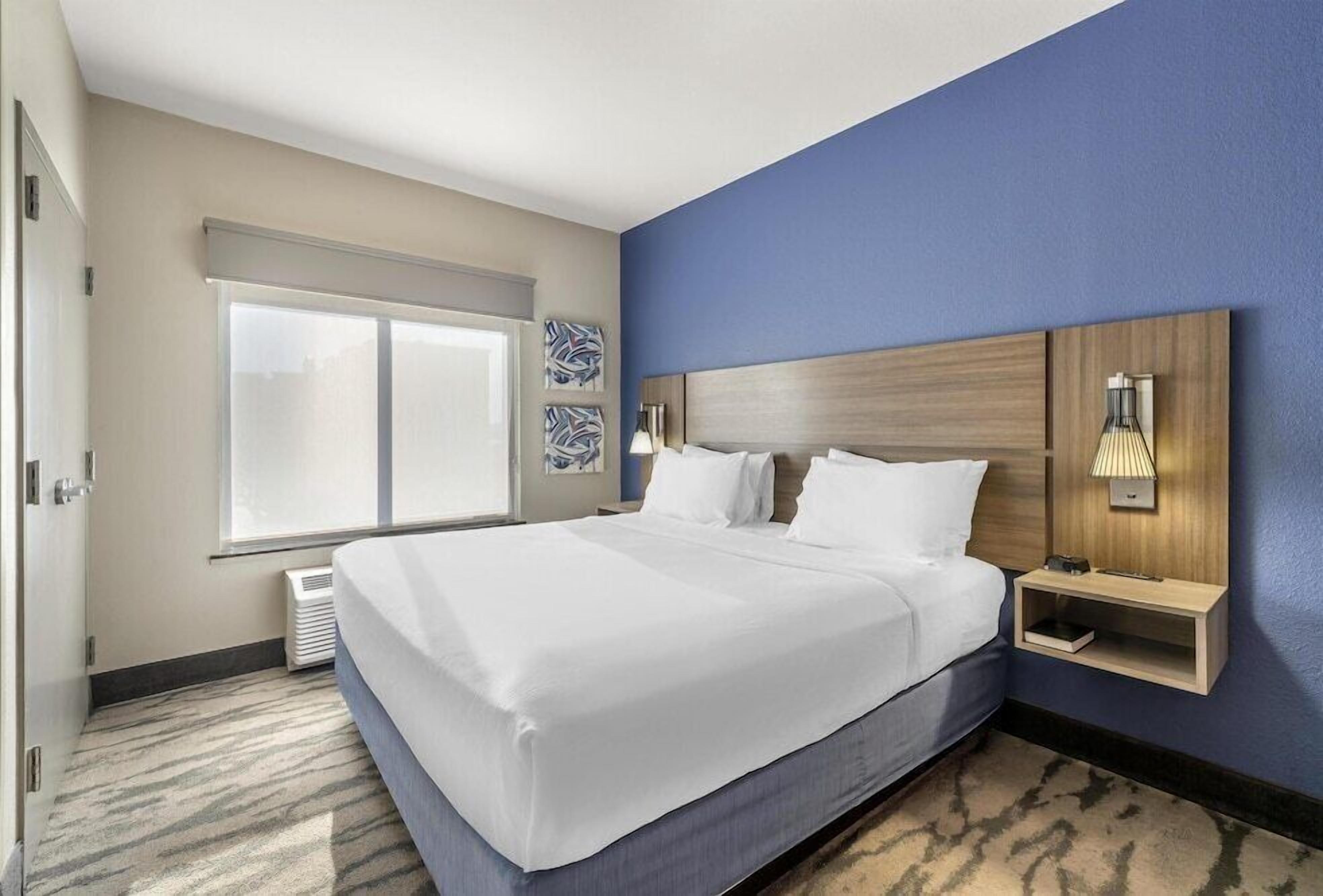 In-room safe, desk, laptop workspace, iron/ironing board
