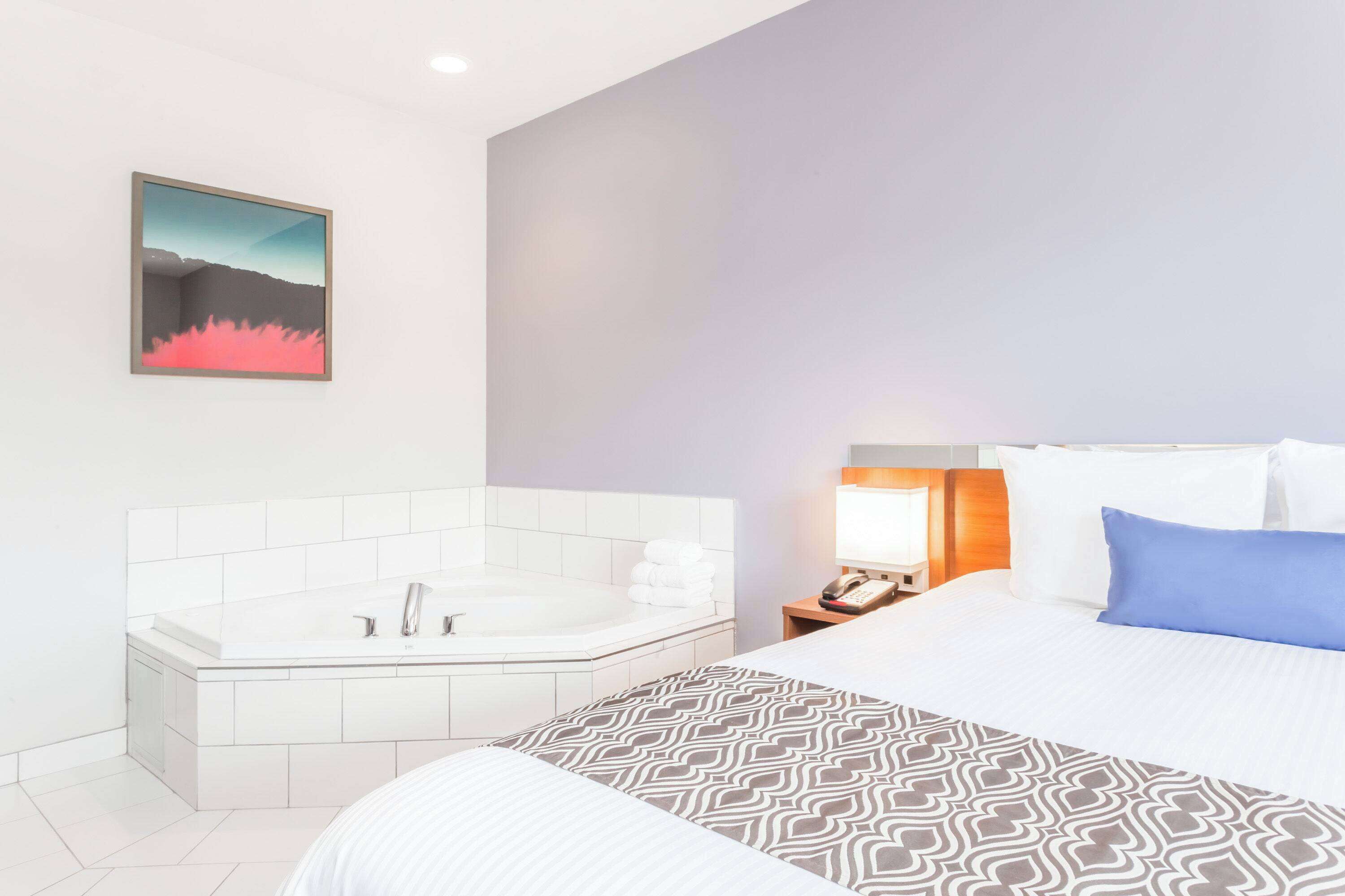 room, 1 queen bed, non smoking (jetted tub) | premium bedding, desk, iron/ironing board, free wifi