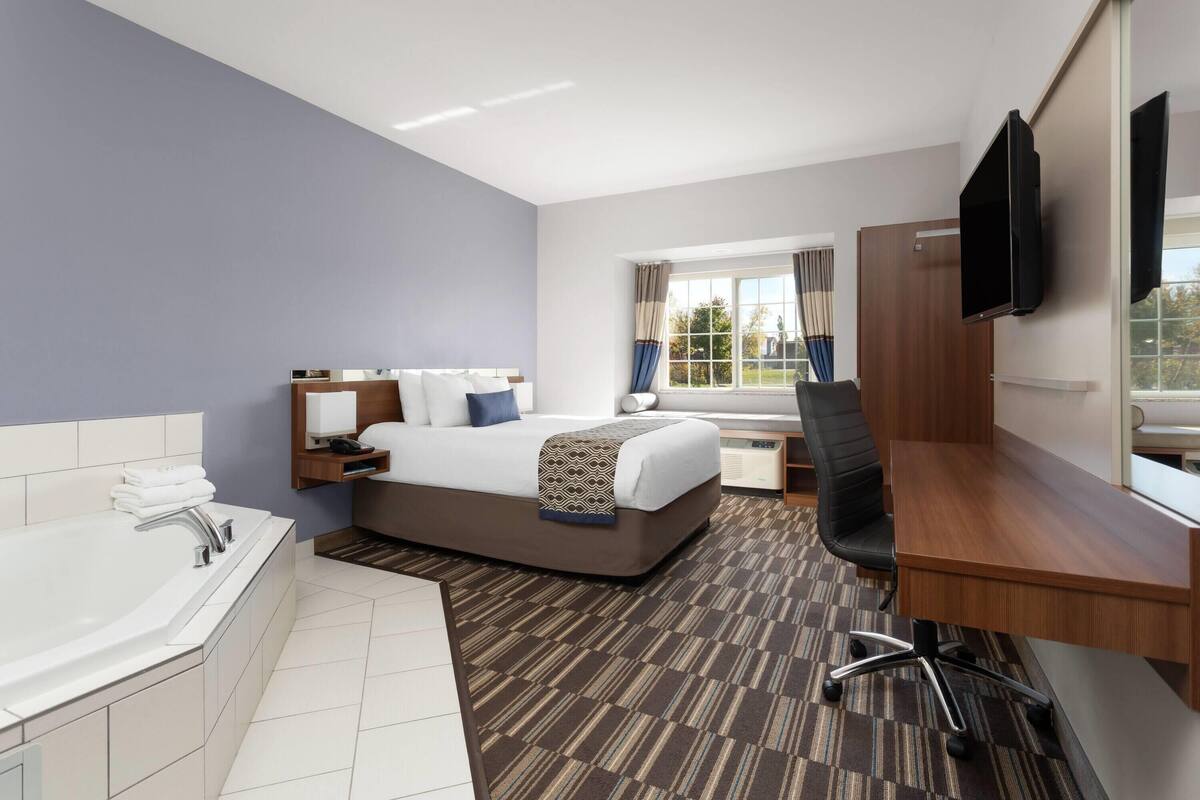 Studio Suite, 1 Queen Bed, Non Smoking (Jetted Tub) | Jetted bathtub