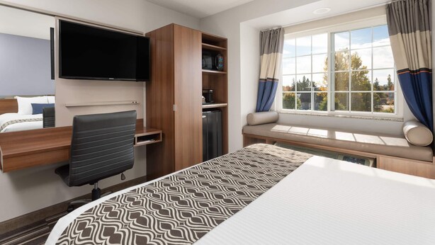 Room, 1 Queen Bed, Non Smoking | Egyptian cotton sheets, premium bedding, pillowtop beds, desk - Microtel Inn & Suites by Wyndham Sault Ste. Marie (Sault Ste. Marie)