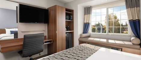 Room, 1 Queen Bed, Non Smoking | Premium bedding, desk, iron/ironing board, free WiFi