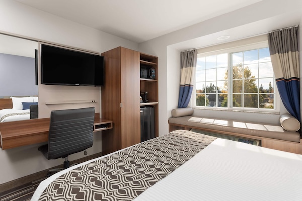 Room, 1 Queen Bed, Non Smoking | Premium bedding, desk, iron/ironing board, free WiFi