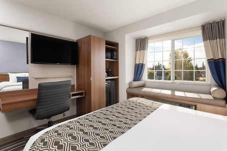 Ropa de cama de alta calidad y escritorio . Microtel Inn & Suites by Wyndham Sault Ste. Marie