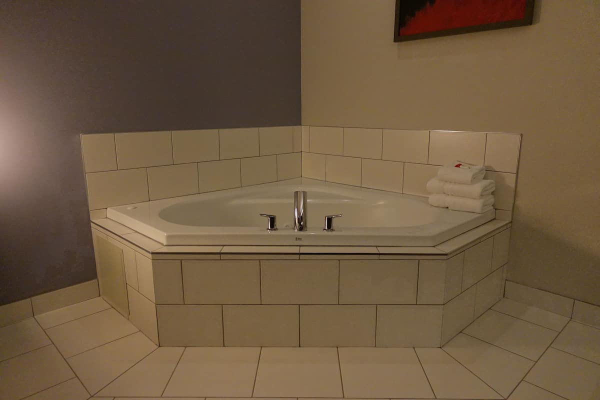 room, 1 queen bed, non smoking (jetted tub) | premium bedding, desk, iron/ironing board, free wifi