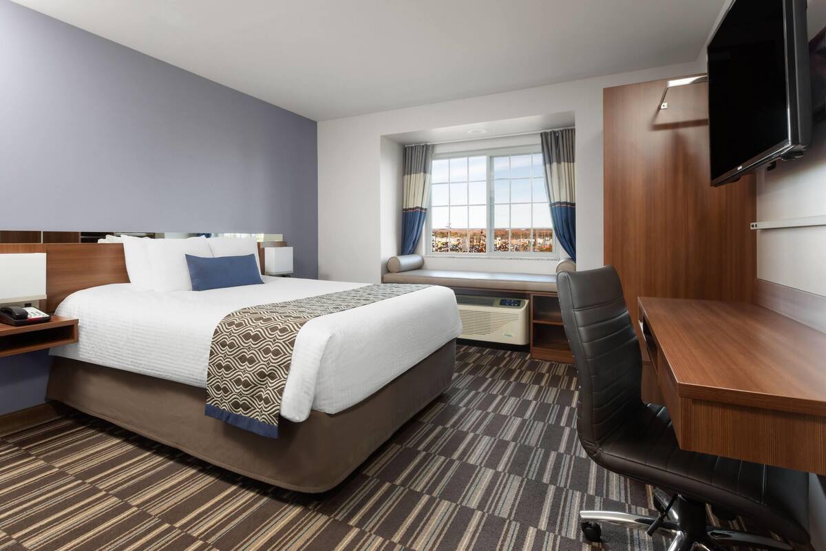Room, 1 Queen Bed, Accessible, Non Smoking | Egyptian cotton sheets, premium bedding, pillow-top beds, desk