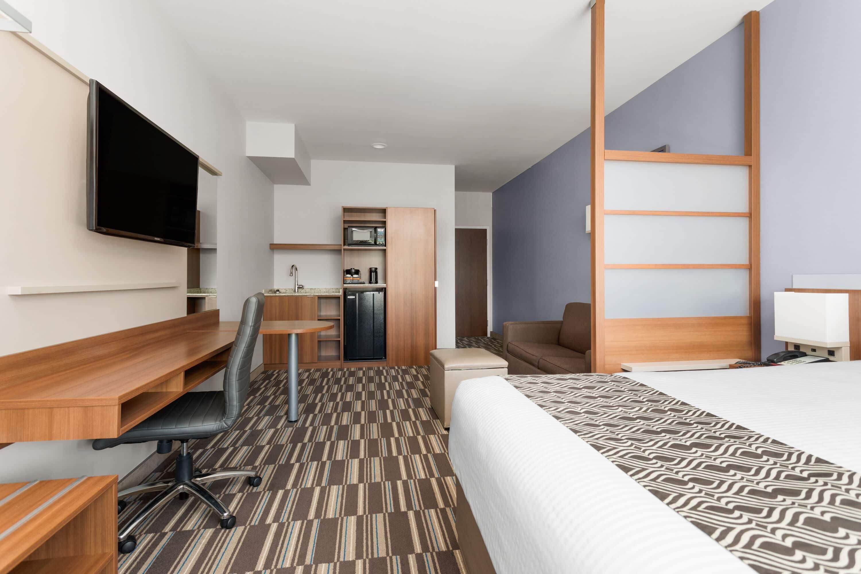 Svit Business - 1 queensize-säng - icke-rökare | Sängtillbehör av högsta kvalitet, skrivbord och strykjärn/strykbräda