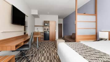 Business Suite, 1 Queen Bed, Non Smoking | Premium bedding, desk, iron/ironing board, free WiFi