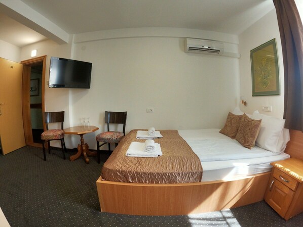 Hochwertige Bettwaren, Schreibtisch, schallisolierte Zimmer