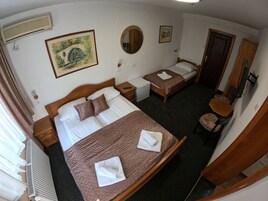 Quarto triplo | Roupas de cama premium, escrivaninha, quartos à prova de som