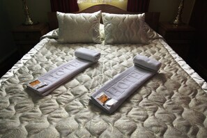 Premium bedding, desk, soundproofing, free WiFi