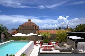 Piscine extérieure, chaises longues