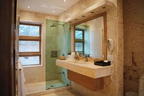Family Room | Bathroom - Billini Hotel, Historic Luxury (Santo Domingo)