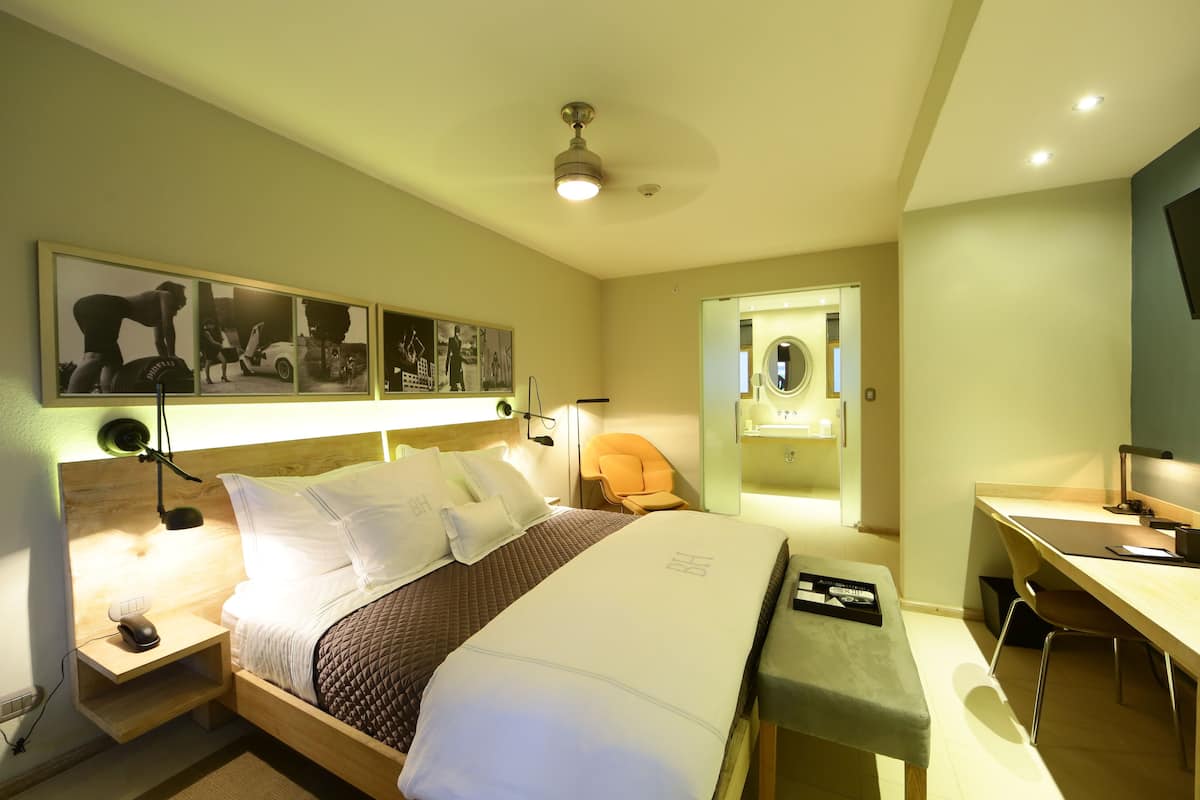 Suite, 1 kingsize bed (Garden Side) | Luxe beddengoed, donzen dekbedden, pillowtop-bedden, een gratis minibar